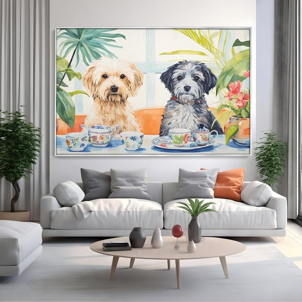 Tablou canvas cu pictura cu doi catei la ceai, in rama de aluminiu argintiu, pe perete intr-un living